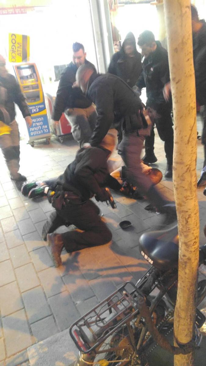 כוח משטרה עוצר את הדוקר (צילום שרץ ברשתות, ללא רקדיט)